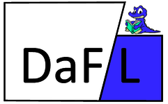 Logo des DaF-L-Projekts. Das Logo zeigt zwei Formen, die an Baklötze erinnern. Auf dem kleineren Klötzchen sitzt ein lila Dinosaurier. Über beide Klötze steht "DaF-L" geschrieben.