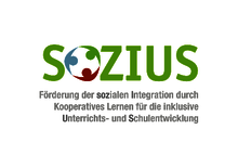 Logo des SOZIUS-Projekt. SOZIUS ist in großen grünen Buchstaben geschrieben. Das "O" besteht aus drei Icons, die Menschen von oben betachtet in einem Kreis stehend zeigen.