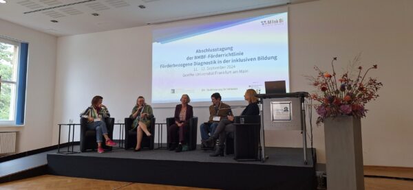 Am Donnerstag, den 12.9. diskutierten Dr.in Susanne Gölitzer, Prof.in Kerstin Merz-Atalik, Dörte Maack,  Andreas Winkel und Dr.in Dorothea Terpitz (v.l.n.r.)über die Zusammenarbeit von Wissenschaft und Praxis. Foto: Metavorhaben Inklusive Bildung Dr.in Susanne Gölitzer, Prof.in Kerstin Merz-Atalik, Dörte Maack, Andreas Winkel und Dr.in Dorothea Terpitz (v.l.n.r.) diskutierten über die Zusammenarbeit zwischen Wissenschaft und Praxis.