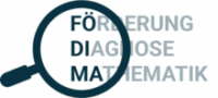 Eine Lupe, die Anfangsbuchstaben der Worte "Förderung", "Diagnose" und "Mathematik" scharf stellt. Der Hintergrund des Bildes ist weiß.