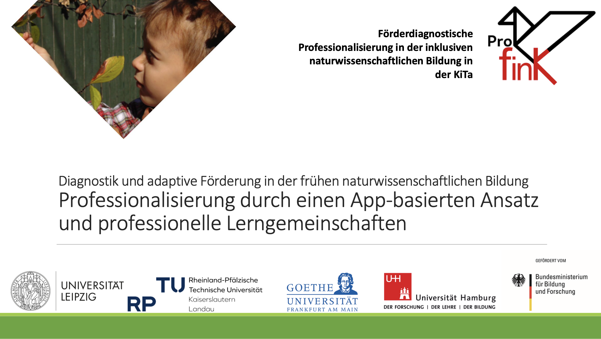 Das Bild ist das Titelbild einer Präsentation. Es zeigt links oben ein Kind, das ein Blatt betrachtet. Zudem informiert die Seite über ein Projekt zur Professionalisierung in der inklusiven naturwissenschaftlichen Bildung in Kitas durch einen App-basierten Ansatz und professionelle Lerngemeinschaften.
