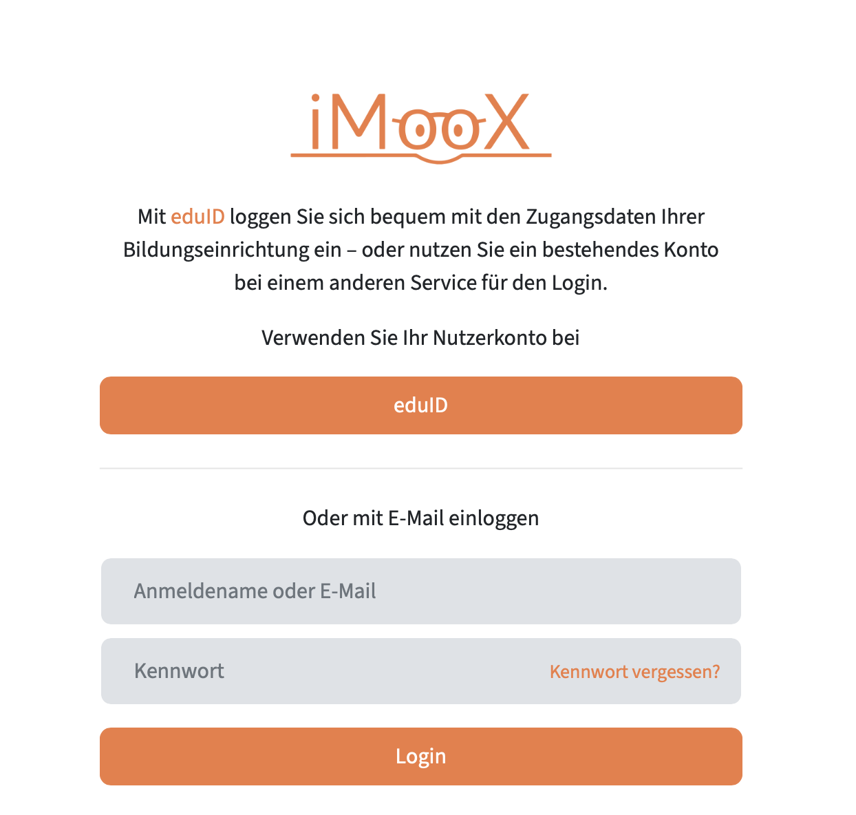 Das Bild zeigt den Login-Bereich der Plattform iMooX mit der Möglichkeit, sich per eduID oder E-Mail anzumelden. Die Seite zeigt Eingabefelder für Benutzername und Passwort sowie orangefarbene Login-Buttons.