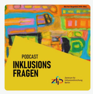 Dieses Bild zeigt das Cover des Podcasts „Inklusionsfragen“. Im Hintergrund ist ein farbenfrohes Bild zu sehen, das aus kräftigen Farben und geometrischen Formen besteht. Im Vordergrund liegt schräg ein gelbes Rechteck, auf dem in schwarzer Schrift „Podcast Inklusionsfragen“ steht. Unten rechts befindet sich das Logo des Zentrums für Inklusionsforschung Berlin (zfb).