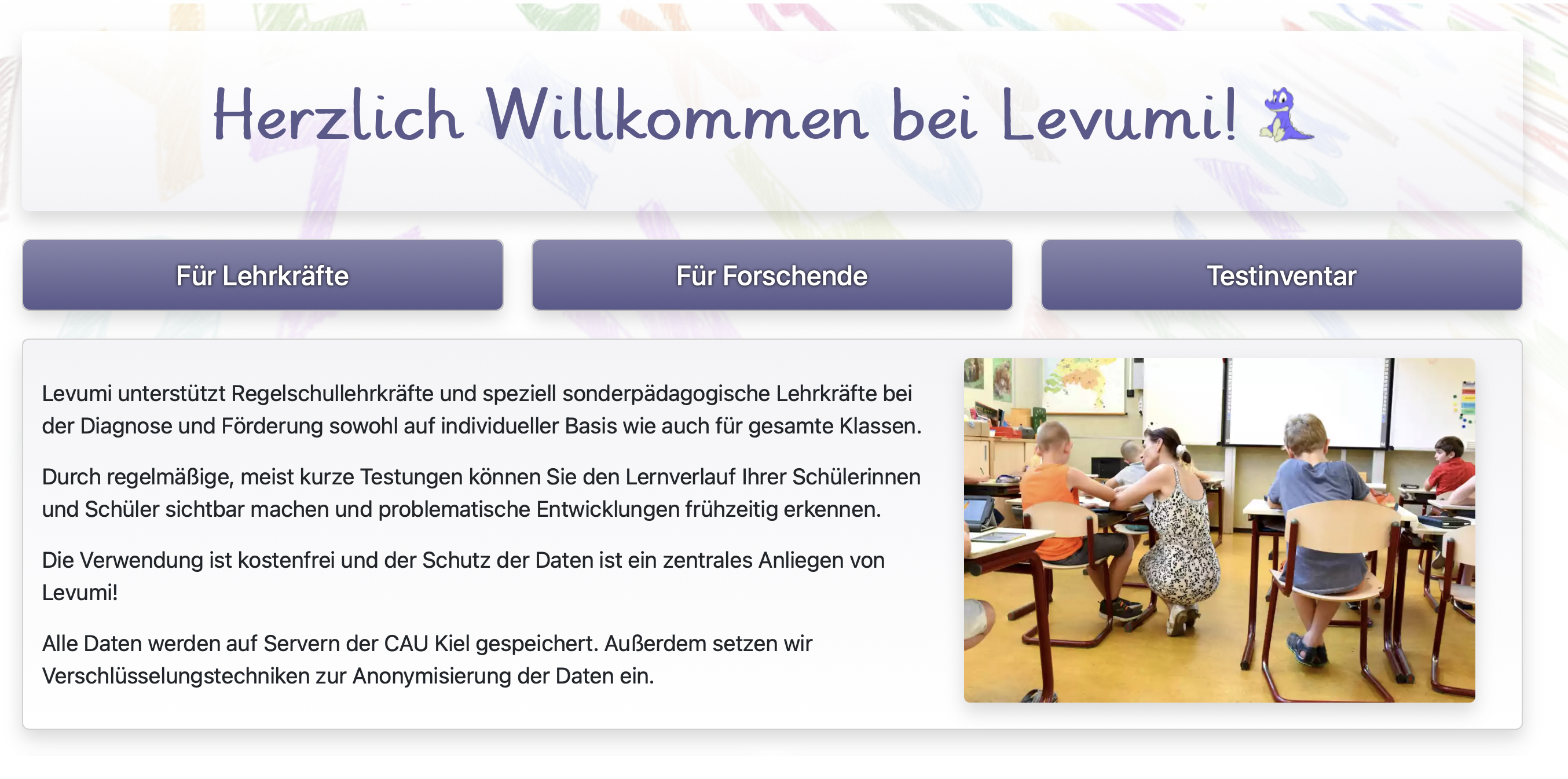 Das Bild zeigt die Startseite der Levumi-Website mit dem Willkommensgruß „Herzlich Willkommen bei Levumi!“ sowie drei zentralen Auswahlfeldern: „Für Lehrkräfte“, „Für Forschende“ und „Testinventar“. Darunter befindet sich ein erklärender Text zur Nutzung von Levumi in der schulischen Diagnostik und Förderung. Rechts ist ein Klassenzimmer mit Lehrkraft und mehrere Schüler*innen zu sehen.