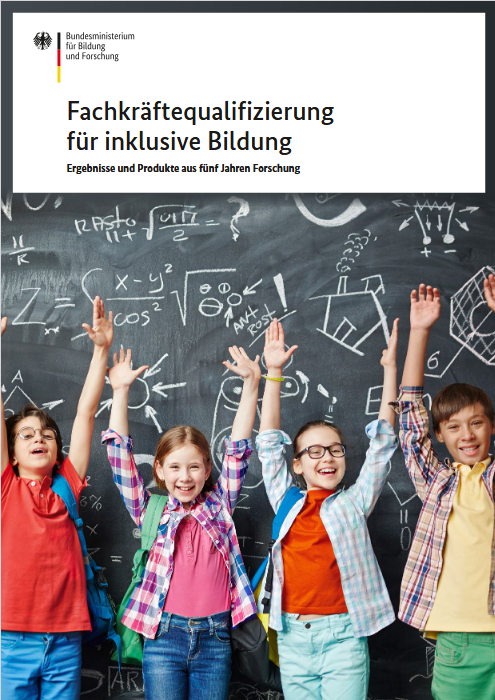 Die Grafik zeigt das Titelbild der Broschüre "Fachlkräftequalifizierung für inklusive Bildung" des Bundesministeriums für Bildung und Forschung. Abgebildet sind Kinder mit und ohne Beeinträchtigung, die die Arme in die Höhe heben. Im Hintergrund ist eine Taffel mit mathematischen Formeln zu sehen. Copyright: BMBF