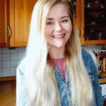 Alina Schwarz. Sie trägt lange blonde Haare und lächelt freundlich in die Kamera.