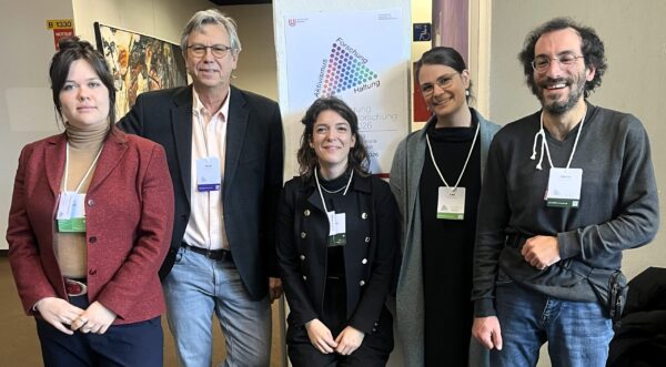 1_zugeschnitten Das Team des Metavorhabens auf der IFO (von links nach rechts: Natalie Mähl, Prof. Dr. Dieter Katzenbach, Julia Kett-Hauser, Stefan Katzenbach. Außerdem sind Prof. Dr. Michael Urban und Rosanna Ferdigg Teil des Teams. Diese waren nicht auf der Tagung anwesend. Copyright Teamfoto: Prof. Dr. Manfred Gerspach