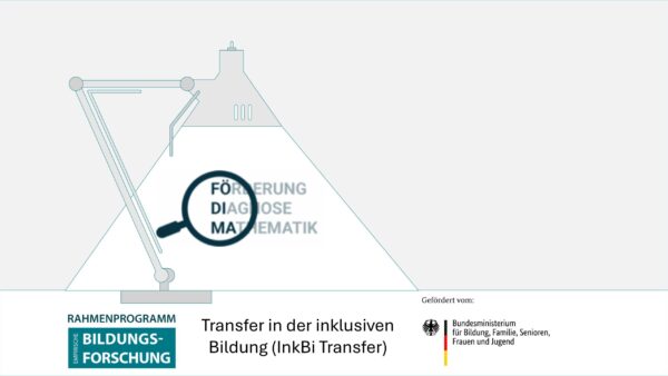 Im Schein einer stilisierten Schreibtischlampe ist das Logo "Förderung, Diagnose und Mathematik zu sehen. Darunter steht "Transfer in der inklusiven Bildung (InkBiTransfer)" und die Logos "Rahmenprogramm empirische Bildungsforschung" und "BMBFSFJ"
