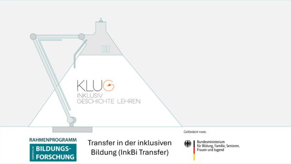 Im Schein einer stilisierten Schreibtischlampe ist das Logo "KLUG - Inklusiv Geschichte lehren" zu sehen. Darunter steht "Transfer in der inklusiven Bildung (InkBiTransfer)" und die Logos "Rahmenprogramm empirische Bildungsforschung" und "BMBFSFJ"