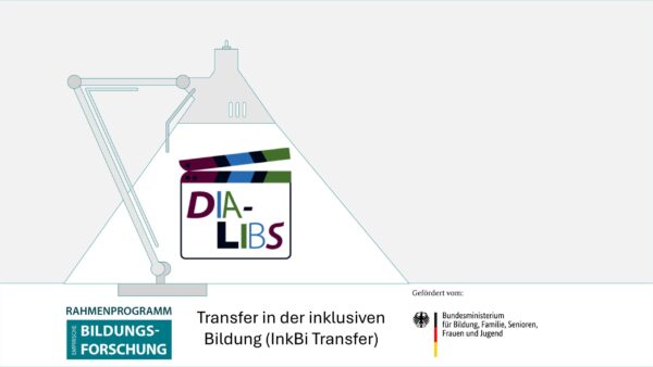 Im Schein einer stilisierten Schreibtischlampe ist das Logo "DIA-LIBS" zusehen. Darunter steht "Transfer in der inklusiven Bildung (InkBiTransfer)" und die Logos "Rahmenprogramm empirische Bildungsforschung" und "BMBFSFJ"