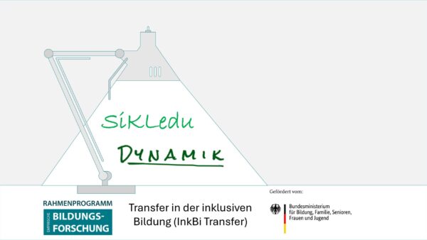 Im Schein einer stilisierten Schreibtischlampe sind die Schriftzüge "Sikledu" und "Dynamik" zu sehen. Darunter steht "Transfer in der inklusiven Bildung (InkBiTransfer)" und die Logos "Rahmenprogramm empirische Bildungsforschung" und "BMBFSFJ"