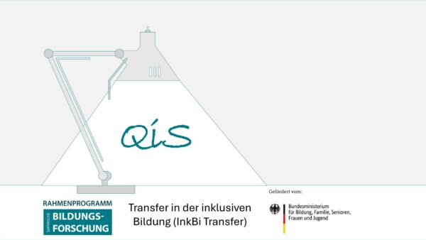 QiS Im Schein einer stilisierten Schreibtischlampe ist das Logo "Qis" zu sehen. Darunter steht "Transfer in der inklusiven Bildung (InkBiTransfer)" und die Logos "Rahmenprogramm empirische Bildungsforschung" und "BMBFSFJ"