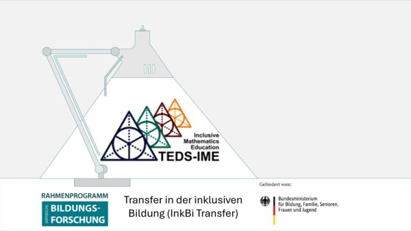 Im Schein einer stilisierten Schreibtischlampe ist das Logo "TEDS-IME" zu sehen. Darunter steht "Transfer in der inklusiven Bildung (InkBiTransfer)" und die Logos "Rahmenprogramm empirische Bildungsforschung" und "BMBFSFJ"