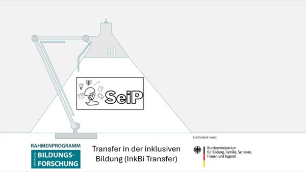 Im Schein einer stilisierten Schreibtischlampe ist das Logo "SeiP" zu sehen. Darunter steht "Transfer in der inklusiven Bildung (InkBiTransfer)" und die Logos "Rahmenprogramm empirische Bildungsforschung" und "BMBFSFJ"