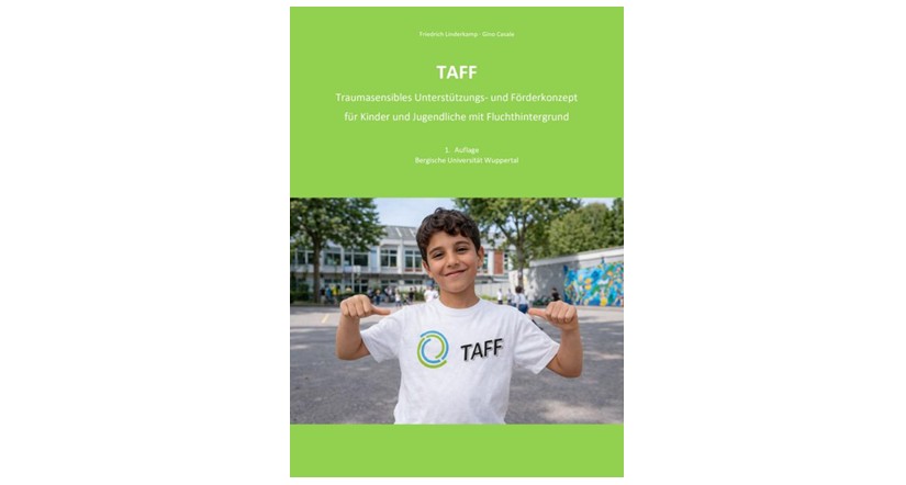 Cover "TAFF - traumasensibles Unterstützungs- und Förderkonzept für Kinder und Jugendliche mit Fluchthintergrund". Auf dem Titel: ein lächelnder Junge auf einem Schulhof, der das TAFF-Logo auf dem T-Shirt trägt.