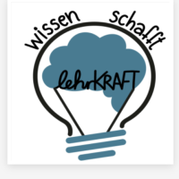 Bildschirmfoto 2025-03-25 um 09.15.36 Dieses Bild zeigt ein Logo in Form einer Glühbirne mit einer blauen Wolke darin. In der Wolke steht das Wort „lehrKRAFT“. Um die Glühbirne herum steht der Schriftzug „wissen schafft“.