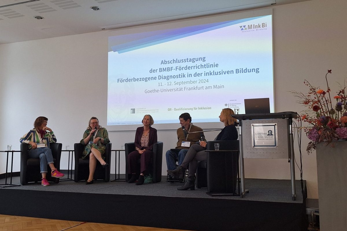 Dr.in Susanne Gölitzer, Prof.in Kerstin Merz-Atalik, Dörte Maack, Andreas Winkel und Dr.in Dorothea Terpitz (v.l.n.r.) diskutierten über die Zusammenarbeit zwischen Wissenschaft und Praxis.
