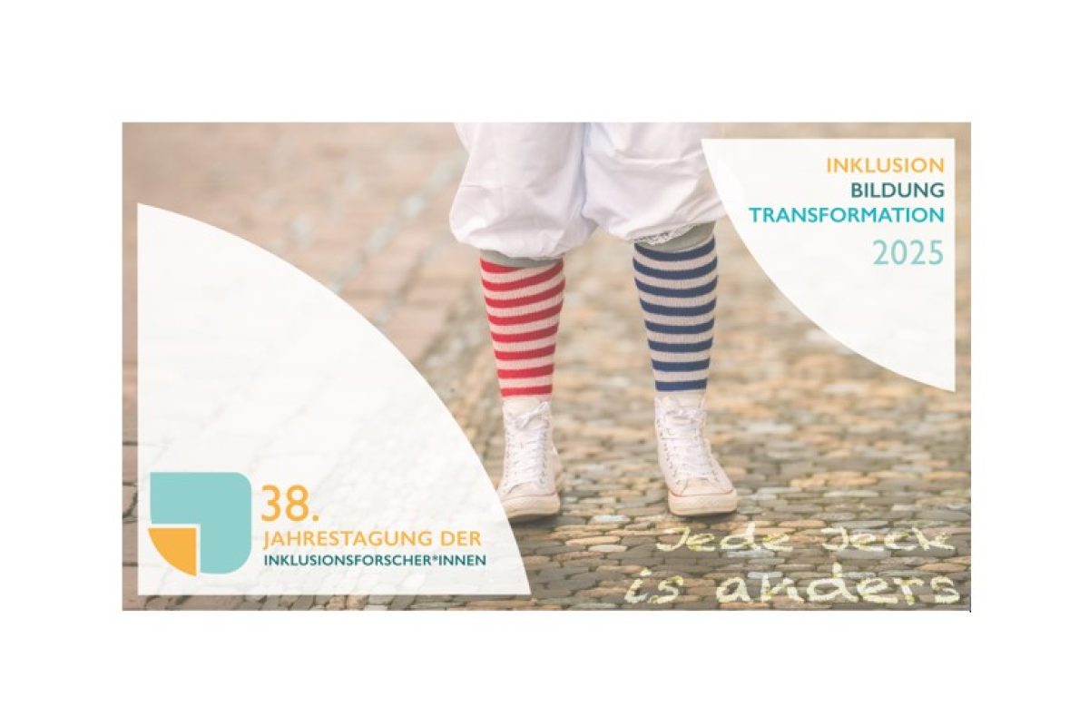 Das Bild zeigt zwei Beine von den Schuhen bis zu den Knien mit unterschiedlichen Strümpfen - einer rot und einer blau geringelt. Auf der Straße steht "Jede Jeck is anders". Außerdem ist der Schriftzug "38. Jahrestagung der Inklusionsforscher*innen" zu lesen.