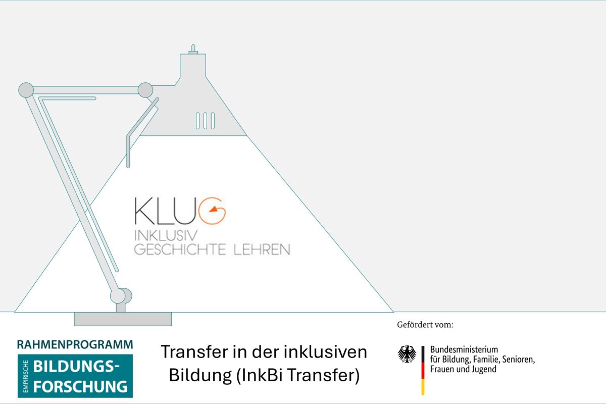 Im Schein einer stilisierten Schreibtischlampe ist das Logo "KLUG - Inklusiv Geschichte lehren" zu sehen. Darunter steht "Transfer in der inklusiven Bildung (InkBiTransfer)" und die Logos "Rahmenprogramm empirische Bildungsforschung" und "BMBFSFJ"