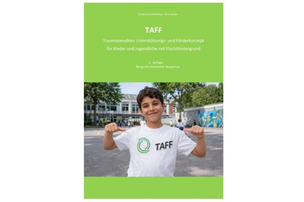 Cover "TAFF - traumasensibles Unterstützungs- und Förderkonzept für Kinder und Jugendliche mit Fluchthintergrund". Auf dem Titel: ein lächelnder Junge auf einem Schulhof, der das TAFF-Logo auf dem T-Shirt trägt.