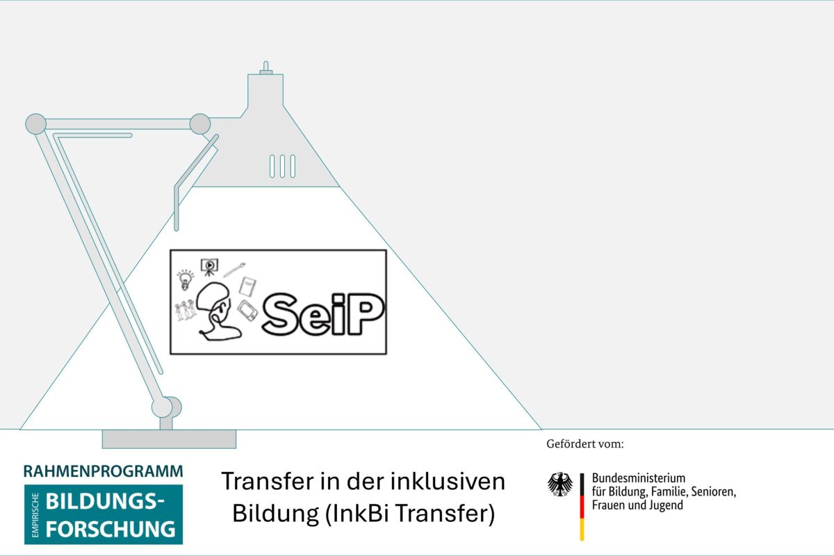 Im Schein einer stilisierten Schreibtischlampe ist das Logo "SeiP" zu sehen. Darunter steht "Transfer in der inklusiven Bildung (InkBiTransfer)" und die Logos "Rahmenprogramm empirische Bildungsforschung" und "BMBFSFJ"