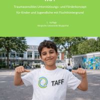 Es ist ein kleiner Junge abgebildet, der ein weißes T-Shirt trägt mit einem aufgedruckten TAFF Logo. Er lächelt in die Kamera und hat beide Hände mit einem Daumen hoch auf sein T-Shirt gerichtet. Im Hintergrund ist der Schulhof einer Schule zu sehen. Auf grünem Hintergrund über ihm ist in weiß "traumasensibles Unterstützungs- und Förderkonzept für Kinder und Jugendliche mit Fluchthintergrund" geschrieben.